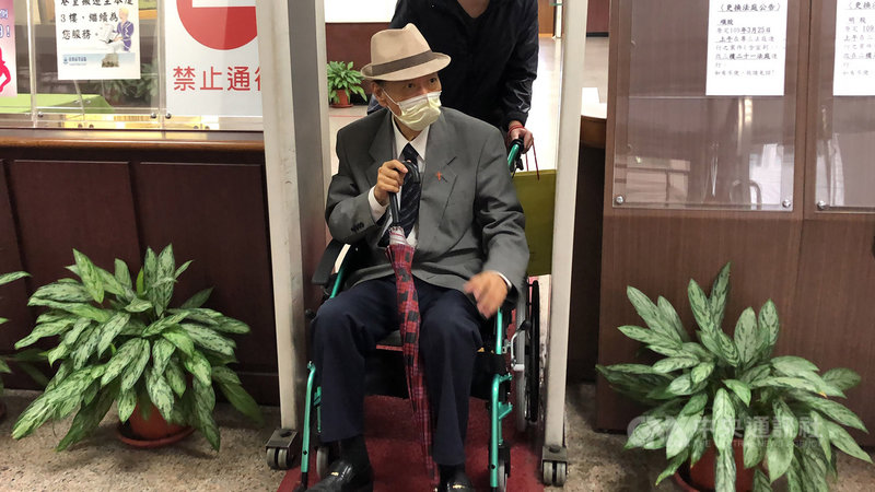 前立委馮滬祥(圖)被控性侵且判刑定讞,目前獲准保外就醫,他日前向台灣高等法院聲請再審,24日坐著輪椅出庭。馮滬祥庭外表示,持有新證據並已向法官聲請傳喚刑事鑑識專家李昌鈺等人出庭作證。中央社記者劉世怡攝 109年3月24日