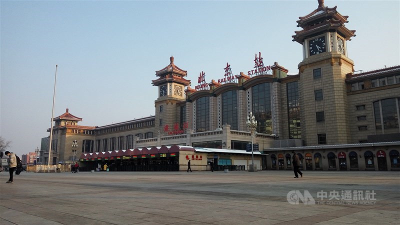 為防止新型冠狀病毒擴散,北京2月起採取嚴格社區管制,仍爆發多起群聚感染。平常人潮壅擠的北京火車站,如今人煙稀少。中央社記者林克倫北京攝 109年2月7日