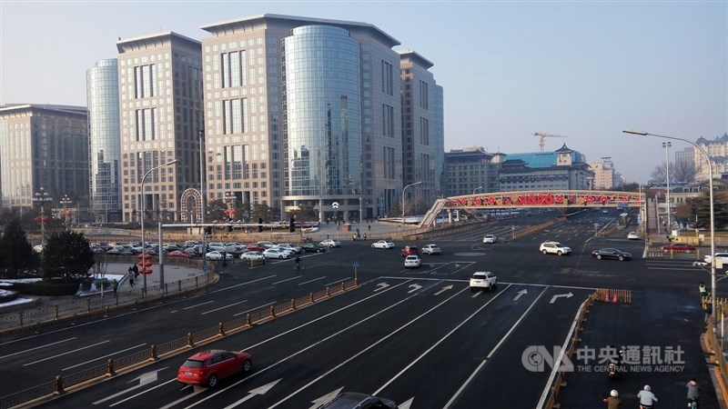 按中國傳統春節作息,元宵節前是外地民工返城準備開工高峰,但在其他省市「軟封城」下,北京7日的各街道依舊人車稀少。中央社記者林克倫北京攝 109年2月8日