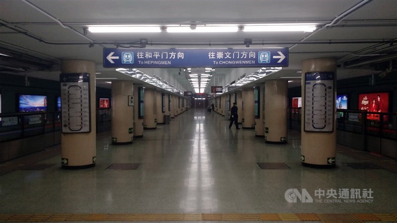 北京為管制武漢肺炎新型冠狀病毒疫情蔓延,採「內防擴散」措施鼓勵市民沒事不外出,盡量待在家。圖為23日的地鐵前門站月台竟然沒有乘客。中央社記者林克倫北京攝 109年2月24日