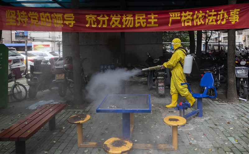 中國武漢肺炎疫情再告上升,據官方24日通報全國確診新增78例;湖北省新增境內確診1例,連續5日零新增也破功。圖為武漢雲豹救援隊在社區消毒。(中新社提供)