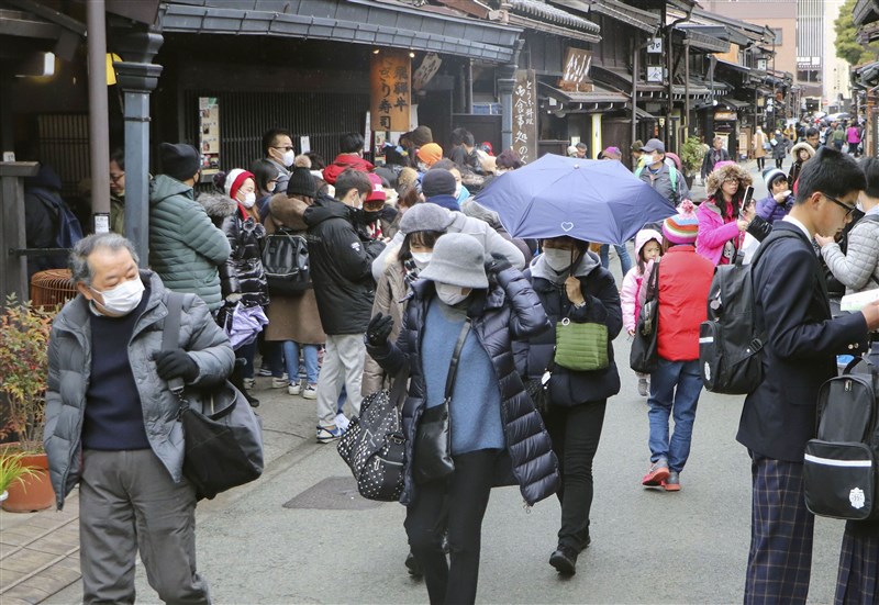 日本愛知縣豐川市2月看到姊妹市中國無錫受武漢肺炎疫情肆虐,捐口罩救援,現在東海地區疫情擴大,豐川市後悔了,希望對方若有庫存口罩能歸還。圖為岐阜縣高山市遊客戴口罩。(共同社提供)