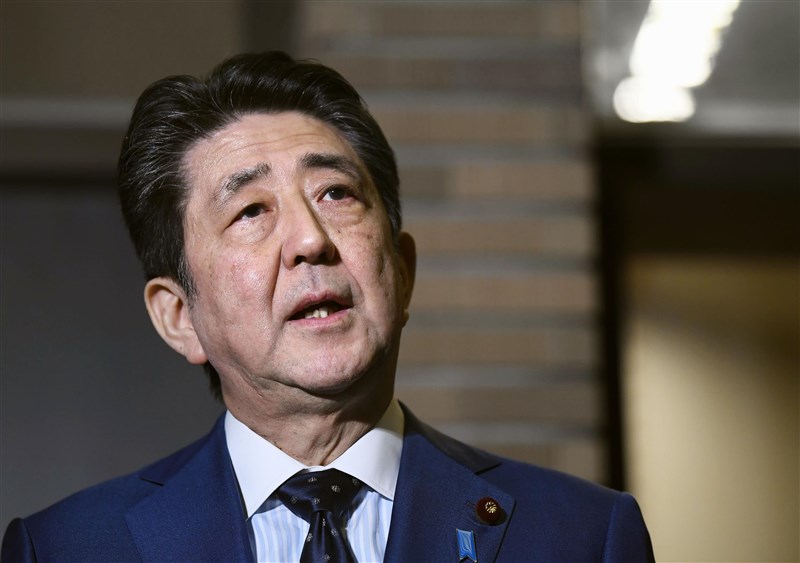 受到武漢肺炎疫情全球迅速蔓延影響,東京奧運是否延期引起關注。日本首相安倍晉三(圖)24日與國際奧林匹克委員會主席巴赫通電話,提議延後一年舉辦。(共同社提供)