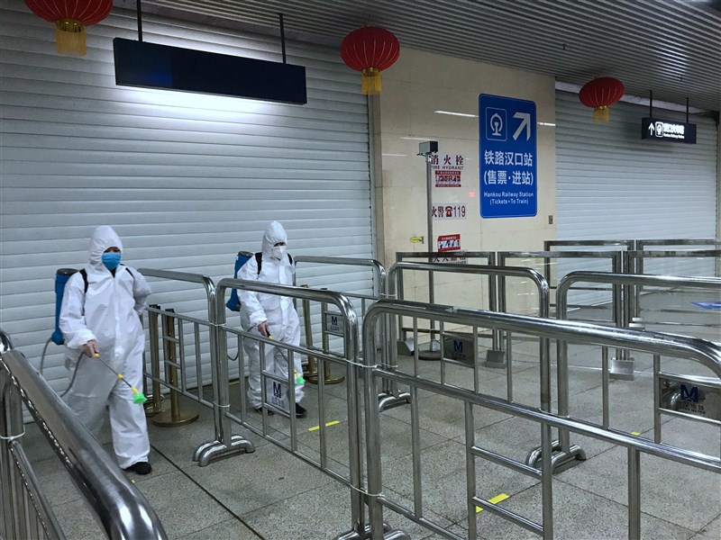 湖北省政府宣布,武漢則將在4月8日零時起,解除通道管控措施,恢復對外交通。圖為武漢市對地鐵全線、車輛進行消毒,為恢復運營做好準備。(中新社提供)