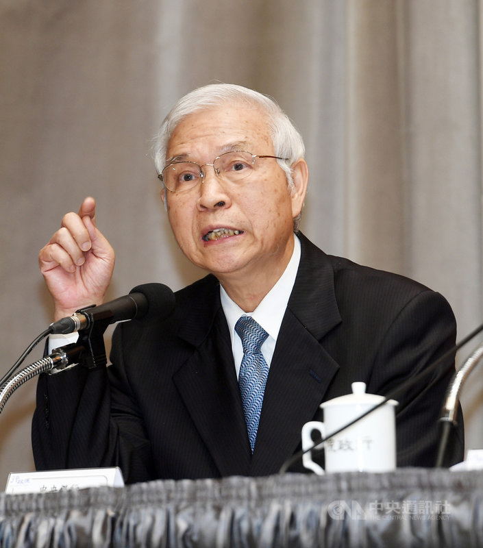中央銀行總裁楊金龍19日宣布價量齊下,穩住市場信心,更首創中小企業融通機制,注資新台幣2000億元援助。圖為楊金龍24日傍晚出席行政院「政府挺你安心防疫」記者會,針對最新一波疫情紓困措施進行相關說明。中央社記者施宗暉攝 109年3月24日