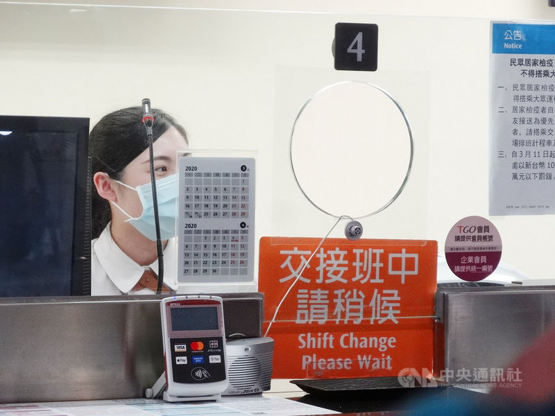 台灣高鐵25日表示,持續超前部署加強武漢肺炎防疫工作,車站站務人員方面,已全面開始執行固定分組防疫班表,分成固定3組方式輪班,各組之間不得調換班。中央社記者楊淑閔攝 109年3月25日