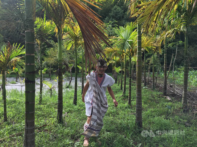 花蓮縣秀林鄉崇德村太魯閣族青年何盈暉,自小受到親人耳濡目染,對部落巫師工作產生興趣,國中時期就獲得祖靈認可,成為第10代巫師。(何盈暉提供)中央社記者張祈花蓮傳真 109年3月25日