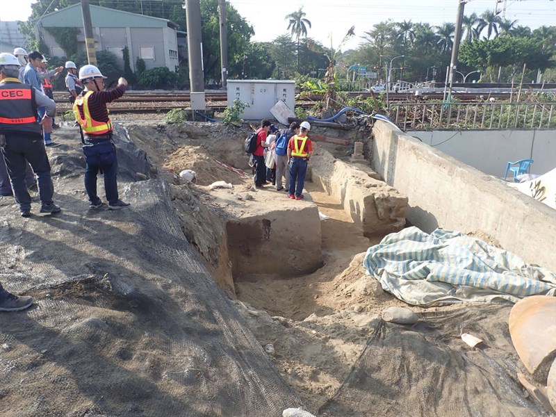 台南市鐵路地下化工程日前挖出疑清領時期台灣府城垣遺跡，地點位於東區和北區交界。（台南市文化資產管理處提供）