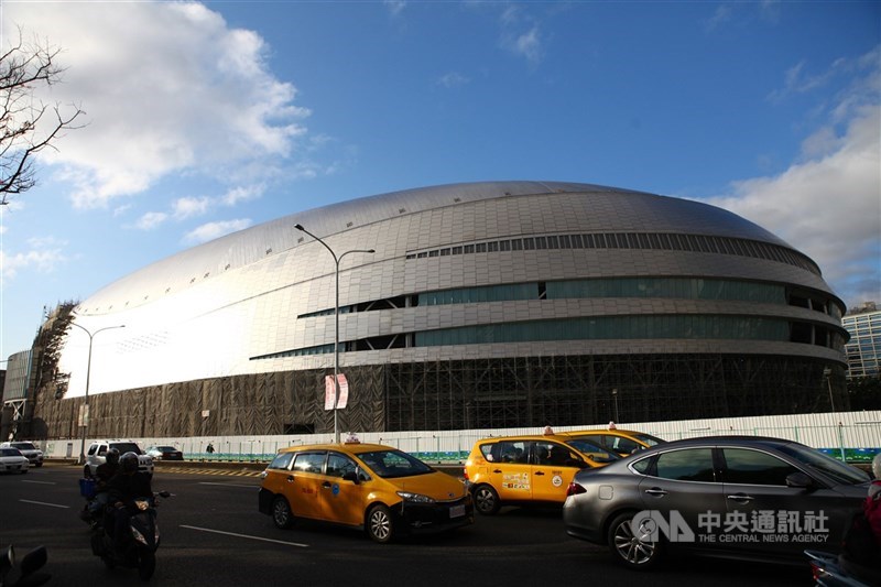 台北市建管處表示,大巨蛋建照變更22日已簽准,待遠雄公司辦理上千張圖說正、副本校對無誤後,估最快6月底前可核發建照。(中央社檔案照片)