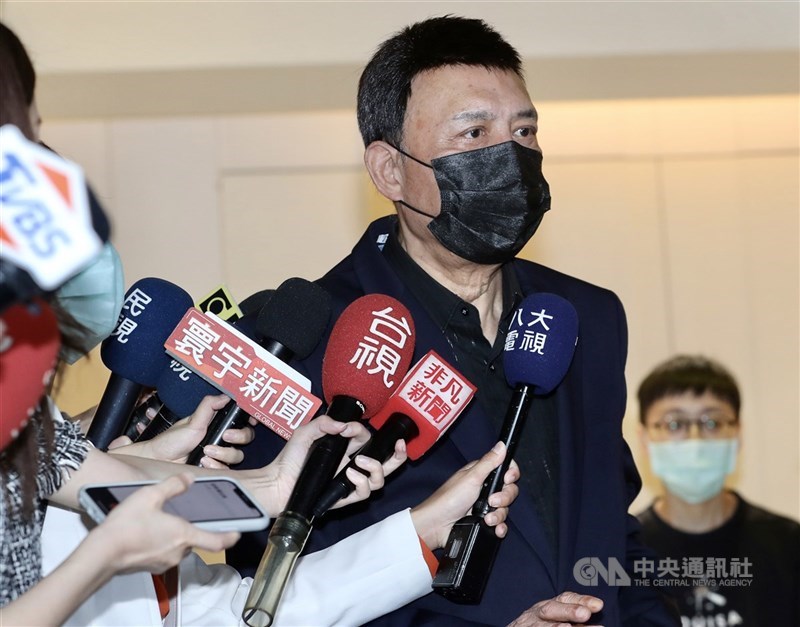 藝人劉真追思靈堂25日下午2時22分開放外界追悼,資深前輩余天(前)受訪表示,辛龍心情狀態不好,眼眶一直都是紅的,目前還不敢讓他們4歲女兒霓霓知道媽媽過世,只跟霓霓說「媽媽到很遠的地方旅行」。中央社記者張皓安攝 109年3月25日