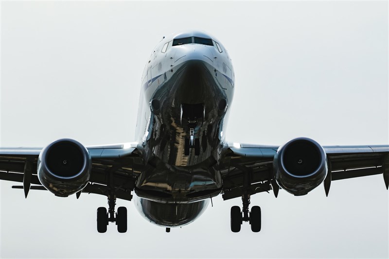 針對中華航空貨機機師確診，媒體25日詢問若確診個案行業別與公眾利益有關，是否能統整資訊並公布，避免社區傳播，指揮中心指揮官陳時中（前中）表示，會請專家研議。（示意圖／圖取自PAKUTASO圖庫）