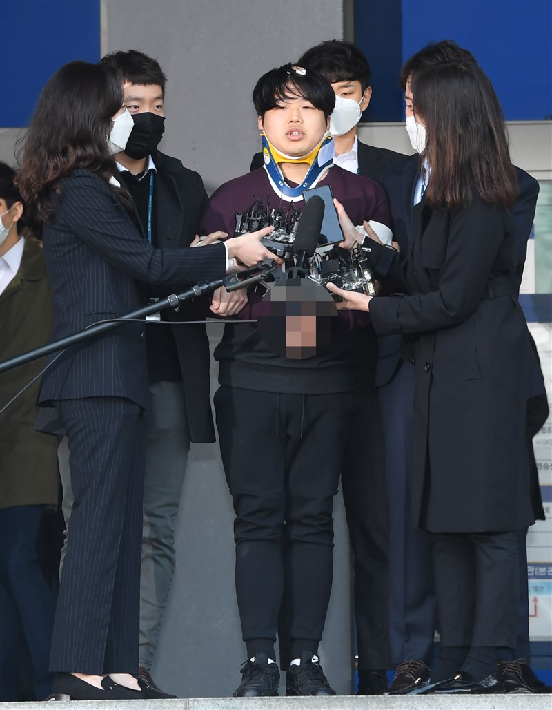 韓國爆發N號房事件，脅迫女性拍攝性剝削影片並在網路聊天室販賣的犯罪嫌疑人趙主彬（前右2）25日現身向被害者道歉。（韓聯社提供）