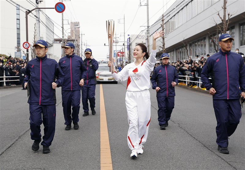 東奧原訂利用121天,動員約萬名跑者,在日本859個市區町村傳遞聖火。圖為女星石原聰美(右3)15日擔任跑者之一。(共同社提供)