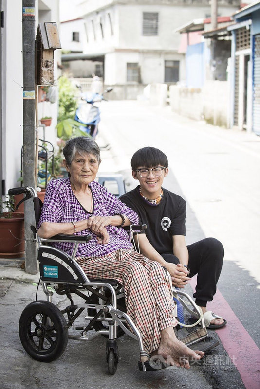 家住花蓮縣秀林鄉崇德部落的何盈暉(右)為當地太魯閣族第10代巫師,他從小就跟著同是巫師的祖母(左)學習,也順利獲得祖靈認可,繼承珍貴身分。(何盈暉提供)中央社記者張祈花蓮傳真 109年3月25日