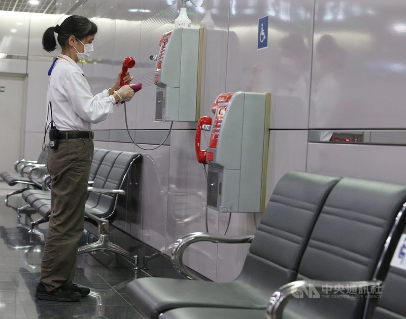 台灣高鐵持續「超前部署」各項防疫措施,各車站、列車實施多項清潔、消毒措施。自3月初開始,車站消毒頻率縮短至每2小時一次,針對話筒等進行清潔,希望保護同仁及旅客的健康安全。中央社記者郭日曉攝 109年3月25日
