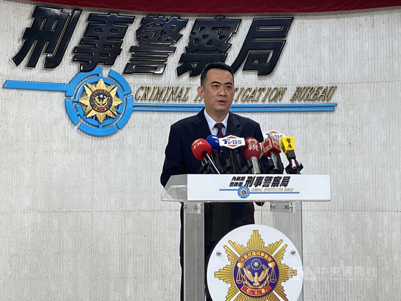 以符男為首的竹聯幫太極堂八德聖龍會幫派結合清運車隊,非法載運廢棄物至濁水溪沿線掩埋、回填,1年半非法獲利新台幣3000萬元,刑事局偵查第七大隊副大隊長徐釗斌(圖)26日表示,日前已循線緝獲符男等18嫌送辦。中央社記者黃麗芸攝 109年3月26日