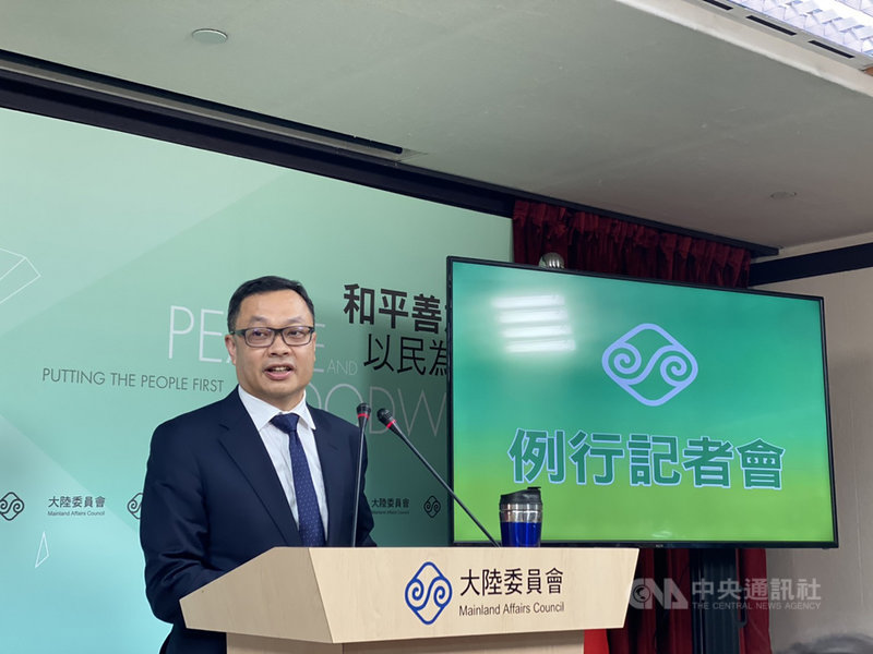 陸委會副主委陳明祺表示,「類包機」選擇到上海接返滯湖北國人,應是考量到便利性。他也指出,這次「類包機」是國人搭自己的航空返台,沒有涉及兩岸協商的問題。中央社記者賴言曦攝 109年3月26日