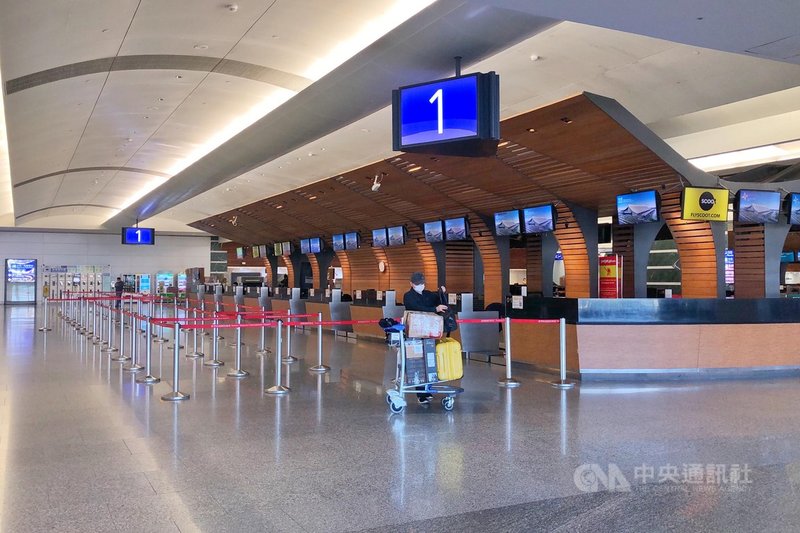 受武漢肺炎疫情影響,民眾出國意願降低,以機場聯外旅客為主的機場捷運,從3月至今運量已減少近5成,桃捷公司決定從4月6日至6月14日調整直達車班次,離峰時間將改為30分鐘一班。中央社記者吳睿騏桃園攝 109年3月26日
