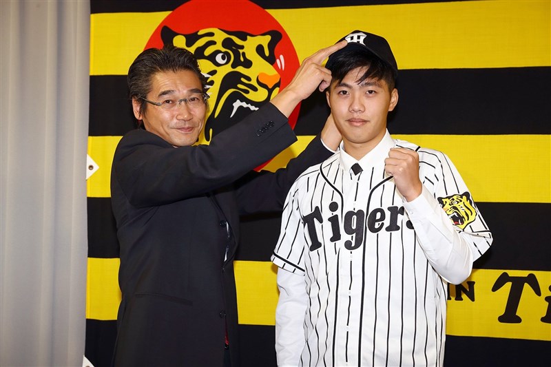 阪神虎隊台籍選手呂彥青(右)目前也已在家自主隔離。(twitter.com/TigersDreamlink)