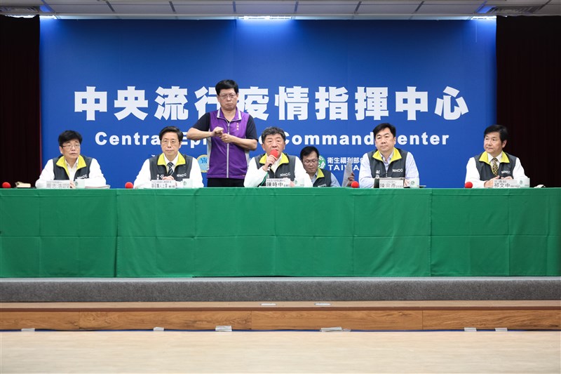 中央流行疫情指揮中心26日公布，國內新增17例武漢肺炎病例，其中僅2例為本土個案，且都是境外移入引起的本土感染。（中央流行疫情指揮中心提供）