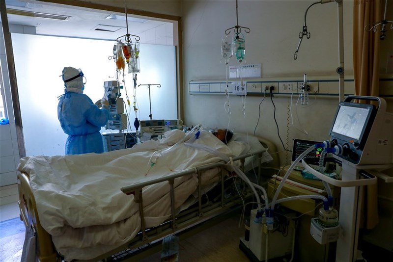 有中國媒體報導,官方宣稱當地僅2535人染疫而死,但武漢一處殯儀館在兩天內至少已準備了5000個骨灰罈。圖為武漢紅十字醫院隔離病房。(檔案照片/中新社提供)