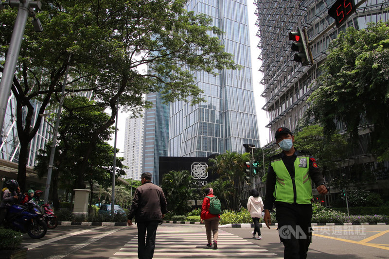 雅加達23日起進入兩週緊急狀況,商務金融中心SCBD街頭26日中午用餐時間變冷清。中央社記者石秀娟雅加達攝 109年3月27日