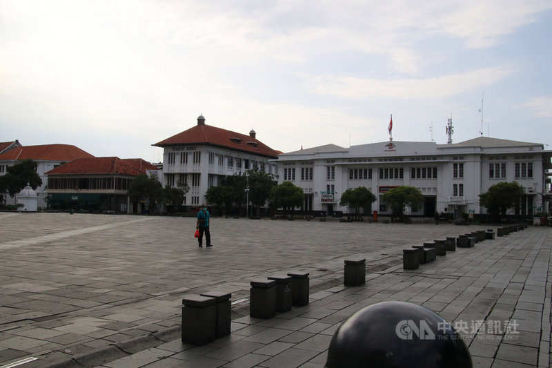 為避免人潮聚集,雅加達已關閉多數觀光景點,老城區廣場空蕩蕩。中央社記者石秀娟雅加達攝 109年3月27日