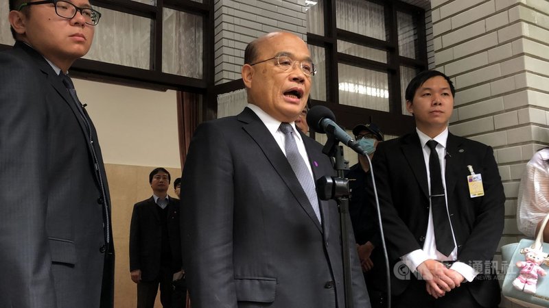 行政院長蘇貞昌（前中）27日表示，中央流行疫情指揮中心指揮官陳時中在第一線指揮防疫工作做得非常好，「我們不會換」，行政團隊也都非常努力盡責。中央社記者王飛華攝　109年3月27日
