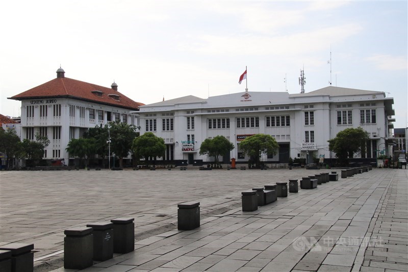 為防止武漢肺炎擴散,雅加達省政府關閉觀光景點,雅加達老城區廣場一片空蕩蕩。中央社記者石秀娟雅加達攝 109年3月26日