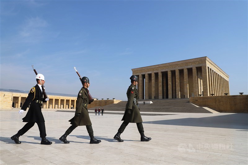 土耳其武漢肺炎首例通報兩週即累計1872例確診,疫情重創觀光業。抵安卡拉的旅行團必定走訪的國父陵,偌大廣場25日只見零星遊客和準備交接的哨兵。中央社記者何宏儒安卡拉攝 109年3月25日
