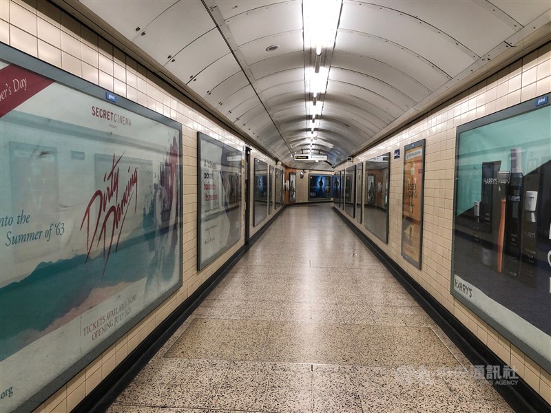 英國實施禁足令,平日人來人往的地下鐵車站內空無一人。中央社記者戴雅真倫敦攝 109年3月27日