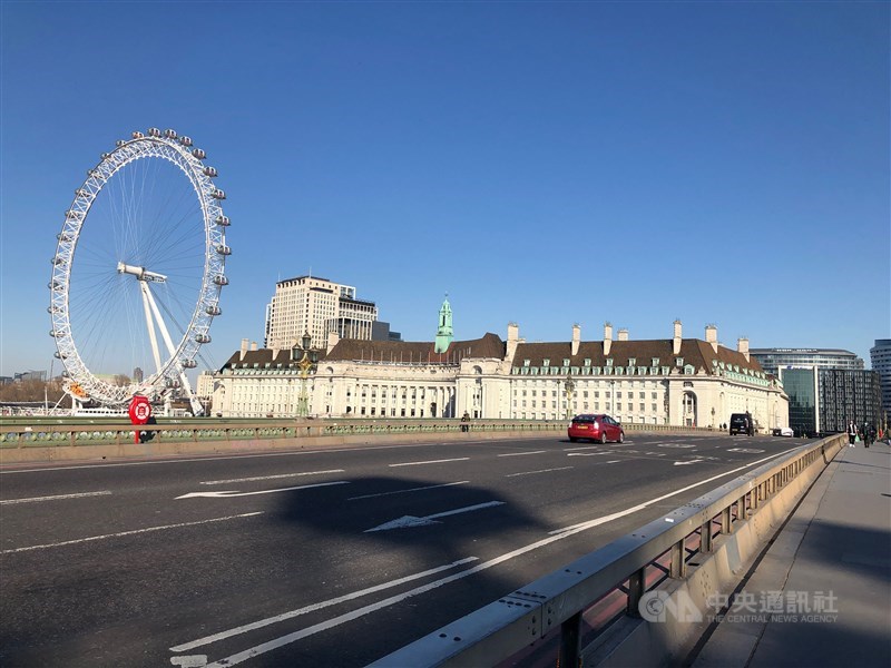 英國實施3週禁足令,國會旁的西敏橋上人車稀少。中央社記者戴雅真倫敦攝 109年3月27日