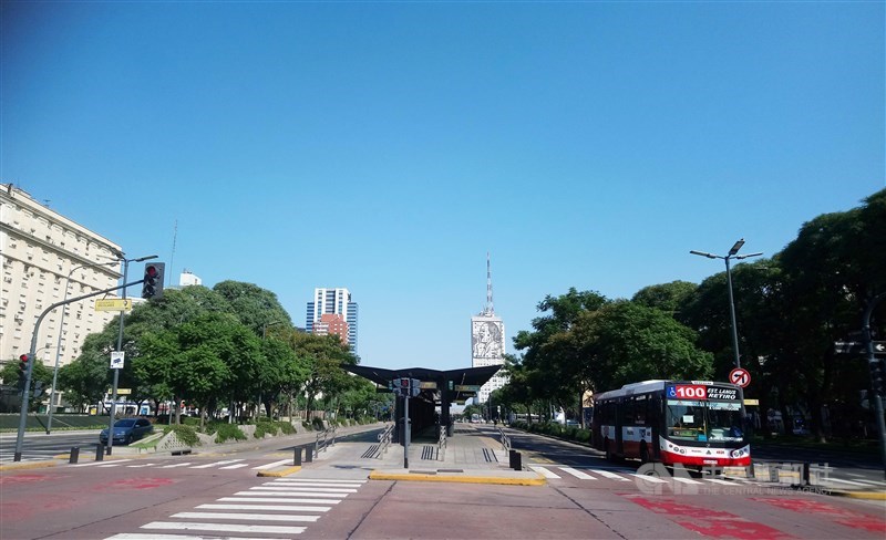 阿根廷政府實施全國大封城,布宜諾斯艾利斯街頭行人車輛比往常銳減,公車使用量減少8成,只剩少數公車在路上運行,七月九日大道(Avenida 9 de Julio )這條號稱全世界最寬的道路,出現有史以來空蕩蕩景象,車流量極少,甚至可在大道上跑百米,不必擔心往來車輛。中央社記者汪碧治布宜諾斯艾利斯攝 109年3月26日