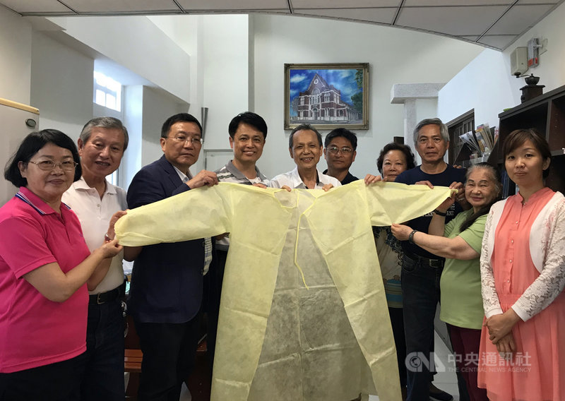菲律賓總醫院急需個人防護裝備，屏東長老教會社區大學人士捐出110件SARS期間剩下的防護罩衫。（高雄市東南亞教育交流協會常務理事吳英明提供）中央社記者陳妍君傳真　109年3月28日