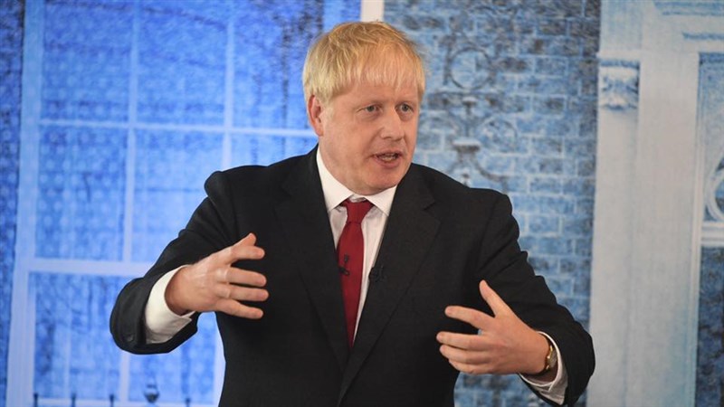 英國首相強生27日確診武漢肺炎,英媒翻出強生過去發言,他曾說過冠狀病毒不會阻礙他繼續和人握手,如今顯得格外諷刺。(圖取自facebook.com/borisjohnson)