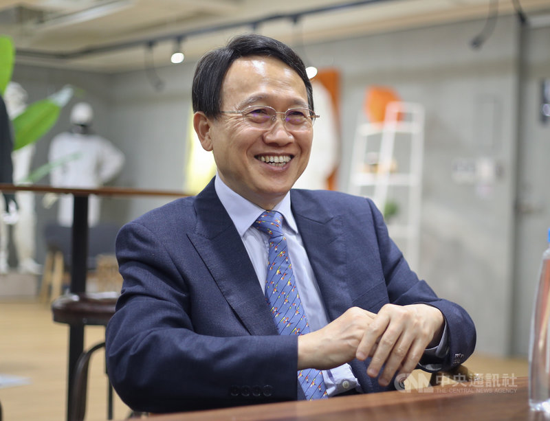 過去從未生產銷售醫用防護衣,專攻平價流行服飾市場的聚陽,卻可以奪得全台第一家生產P3防護衣廠家的頭銜;聚陽董事長周理平表示,其實答案很簡單,2003年台灣歷經SARS,這是早在17年前我們就完成開發的研發成果。中央社記者裴禛攝 109年3月29日
