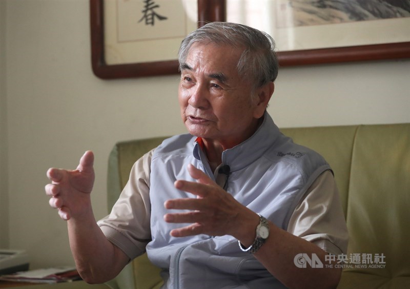 麥文達(圖)與兒子麥家碩搭乘鑽石公主號旅遊,沒想到船上出現武漢肺炎確診病例,自己也感染疾病,麥文達說,住在隔離病房的日子,陪伴他的只有一天兩通報平安的電話、一副撲克牌和一扇窗戶。中央社記者裴禛攝 109年3月29日