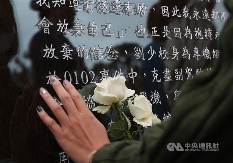 黑鷹直升機1月失事,造成8名將士殉職,「0102殉職將士紀念專區啟用典禮」29日舉行,殉職將士家屬在紀念區前追思。中央社記者吳家昇攝 109年3月29日