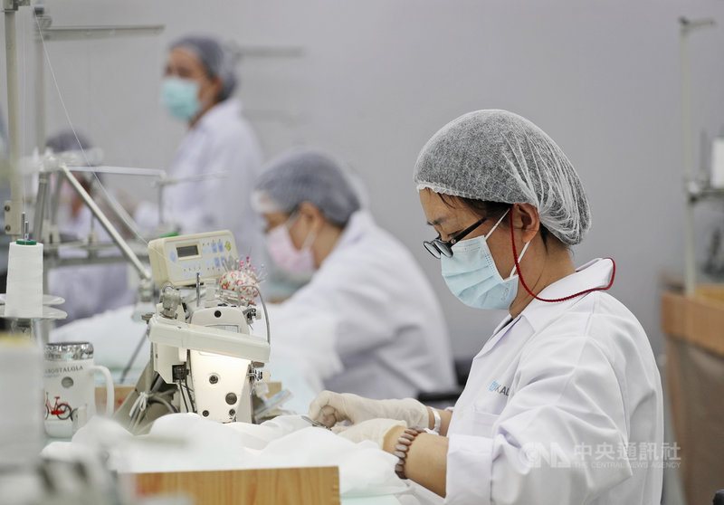 防疫物資備援啟動,經濟部號召台灣成衣廠生產隔離衣與防護衣,台灣成衣廠聚陽過去在SARS期間曾參與政府隔離衣生產計畫,如今再度加入生產,運作起來不陌生。中央社記者裴禛攝 109年3月29日