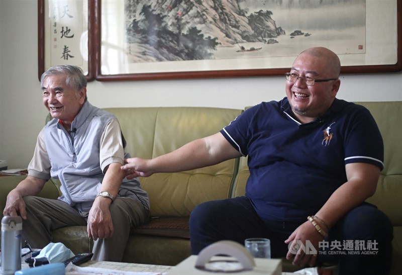 麥文達(左)與麥家碩(右)是鑽石公主號最後返家的旅客,3月10日回到台灣,比原本該回家的日子大約晚了一個月,麥家碩回想起這趟旅程苦笑說:「這種經歷,一生一次就夠了。」中央社記者裴禛攝 109年3月29日