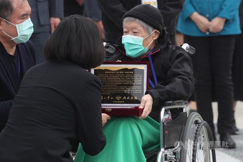 黑鷹直升機1月失事,造成參謀總長沈一鳴8名將士殉職,總統蔡英文(前左)29日出席紀念專區啟用典禮,儀式中致贈緬懷紀念品給沈一鳴的母親(前右)。中央社記者吳家昇攝 109年3月29日