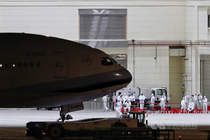 接回滯留中國湖北的台灣民眾類包機29日晚間抵達桃園機場,機上人員完成防疫檢查作業後,將分送至檢疫所隔離14天。中央社記者王騰毅攝 109年3月29日