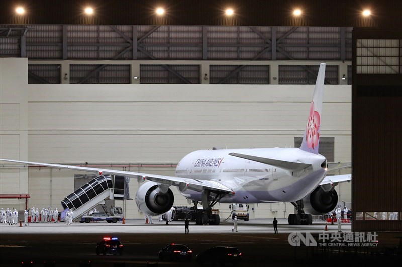 首趟湖北類包機29日晚間抵達桃園機場,飛機進入機棚準備進行檢疫工作。中央社記者王騰毅攝 109年3月29日