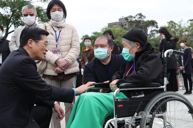 黑鷹直升機1月失事,造成參謀總長沈一鳴8名將士殉職,國防部設置「0102紀念專區」29日舉辦啟用典禮,沈一鳴的母親(前右)雖然年事已高、行動不便,但仍堅持乘坐輪椅全程參與,國防部長嚴德發(前左)上前慰問。中央社記者吳家昇攝 109年3月29日