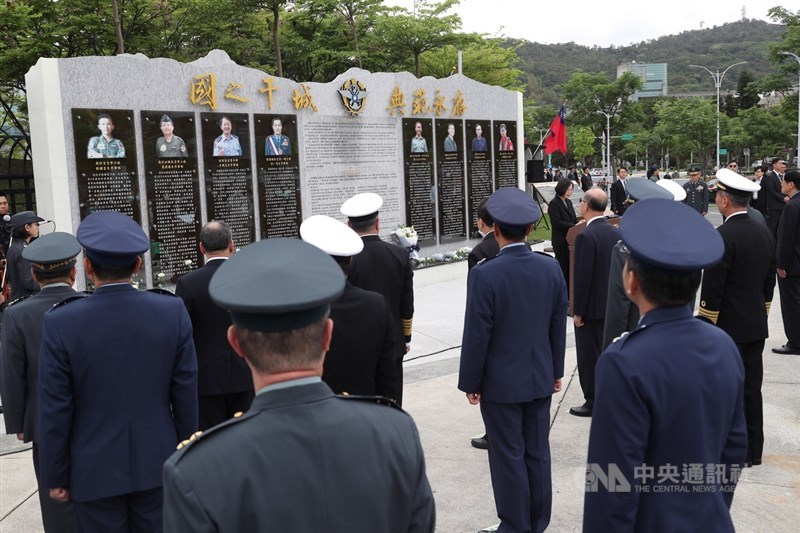 為緬懷參謀總長沈一鳴等8名殉職將士,國防部設置高3.3公尺、長10公尺的「0102紀念專區」,29日舉辦啟用典禮,總統蔡英文與多名將士、殉職將士家屬出席。中央社記者吳家昇攝 109年3月29日