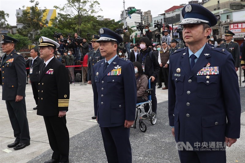 「0102殉職將士紀念專區啟用典禮」29日上午在台北舉行,黑鷹直升機失事生還將士劉孝堂(前右起)、曹進平、黃佑民出席。中央社記者吳家昇攝 109年3月29日