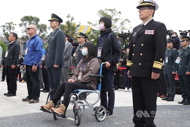 「0102殉職將士紀念專區啟用典禮」29日上午在台北舉行,黑鷹直升機失事生還將士陳映竹(坐輪椅者)、周欣頤(前左3)出席。中央社記者吳家昇攝 109年3月29日