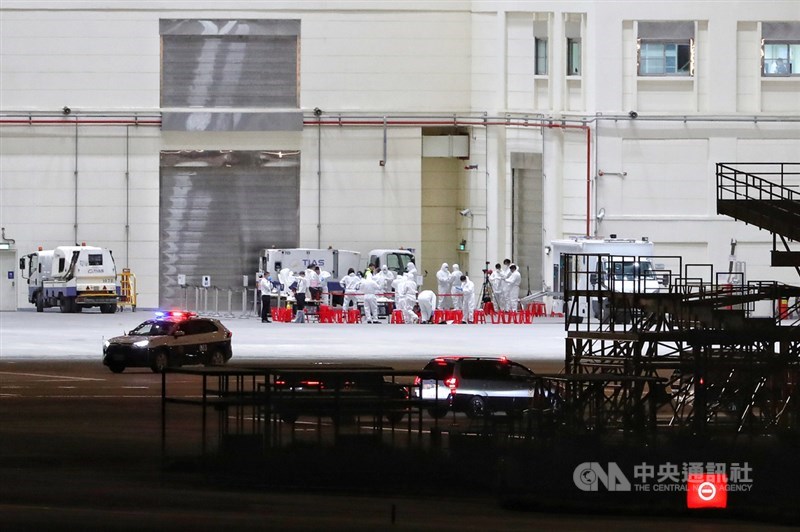 首趟湖北類包機29日晚間將抵達桃園機場,相關檢疫人員在機棚進行前置作業。中央社記者王騰毅攝 109年3月29日