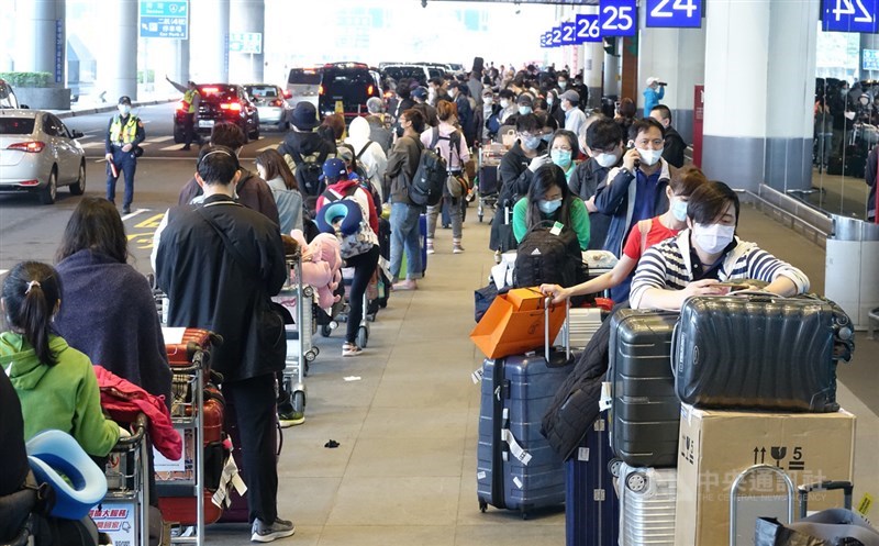 中央流行疫情指揮中心29日宣布,台灣新增15例武漢肺炎確診個案,新增個案中,有一起群聚案件是案293在3月7日至16日到葡萄牙、西班牙旅遊,回國後接觸太太(案289),結果兩人先後發病並確診。(示意圖/中央社檔案照片)