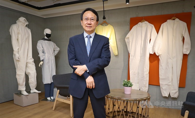 聚陽投入生產醫療防護衣,雖然政府無法承諾後續防疫戰備收購量,聚陽董事長周理平卻已著手準備申請GMP工廠與ISO認證,長期駐紮嘉義工廠的念頭已確定,宣告著開闢新局進軍醫療耗材市場。中央社記者裴禛攝 109年3月29日